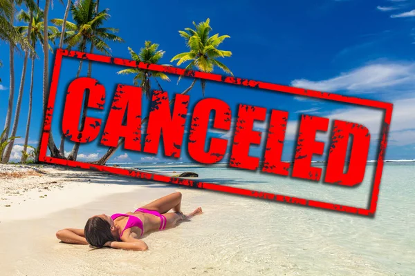 Vacaciones de viaje y vuelo cancelado debido a la prohibición de viajes coronavirus. Crisis del virus Corona en la industria aérea y de viajes. Texto de sello rojo cancelado en la mujer de la playa relajándose tumbado en vacaciones — Foto de Stock