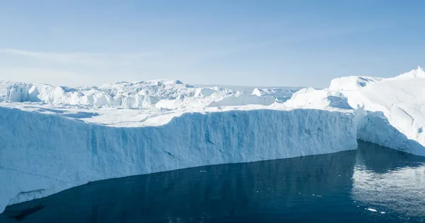El calentamiento global y el cambio climático. Icebergs from melting glacier in icefjord - Icefjord in Ilulissat, Greenland. Foto aérea de drones del paisaje de hielo de la naturaleza ártica —  Fotos de Stock