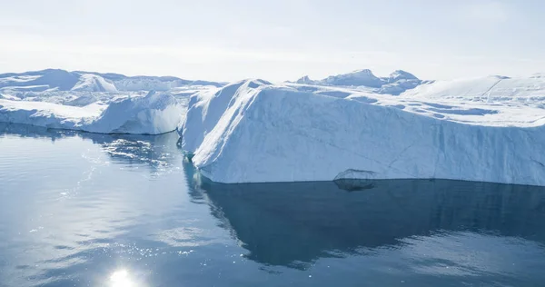 Iceberg drone aereo immagine- iceberg giganti sulla Groenlandia - Cambiamento climatico — Foto Stock