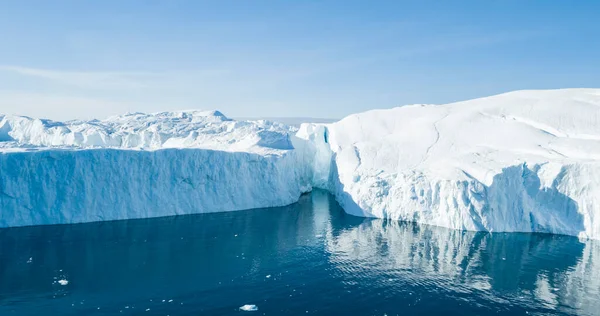 Globalne ocieplenie i zmiany klimatu - góry lodowe z topniejącego lodowca na Grenlandii — Zdjęcie stockowe