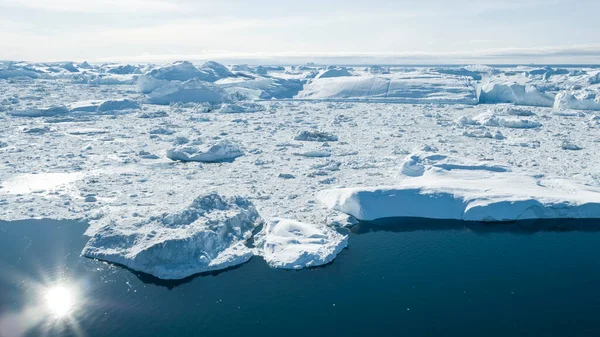 Imagen del dron aéreo Iceberg - Calentamiento global y concepto de cambio climático. icebergs gigantes en la bahía de Disko en Groenlandia en Ilulissat icefjord del glaciar que se derrite Glaciar Sermeq Kujalleq, Glaciar Jakobhavns —  Fotos de Stock