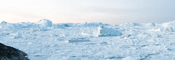 Conceito de Mudança Climática. Natureza paisagística da Gronelândia com icebergs e gelo no fiorde de gelo da Gronelândia. Drone aéreo foto da bandeira panorâmica de Ilulissat Icefjord com icebergs de Jakobshavn Glacier — Fotografia de Stock