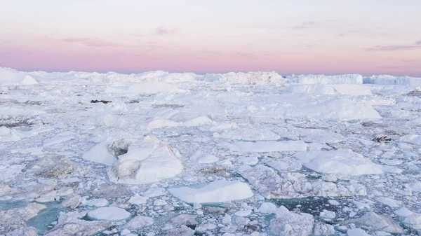 Drone foto van ijsberg en ijs van gletsjer in het Arctische natuurlandschap op Groenland. Luchtfoto drone foto van ijsbergen in Ilulissat icefjord. Beïnvloed door klimaatverandering en de opwarming van de aarde — Stockfoto