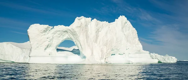 Koncepcja globalnego ocieplenia i zmiany klimatu. Arktyczne góry lodowe na Grenlandii, widok na drony — Zdjęcie stockowe