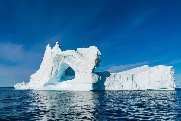 Klimatförändringar - Isberg och is från glaciär i arktisk natur på Grönland — Stockfoto