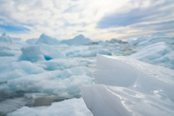 気候変動。グリーンランドの北極圏の自然景観の氷河からの氷山。イルリサット氷原の氷山。地球温暖化の影響を受け — ストック写真