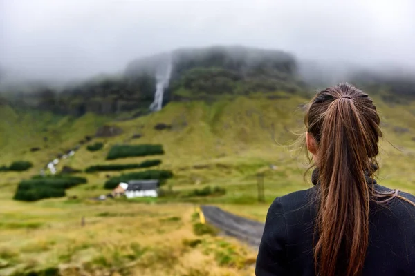 Islandia senderismo excursionista turista turismo visitar mirando Raudfeldsgja cañón garganta grieta paisaje de la naturaleza en la península de Snaefellsnes, Islandia Occidental — Foto de Stock