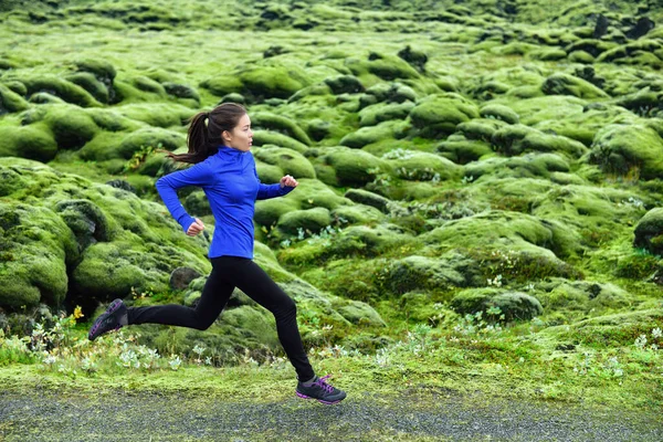 Mujer corriendo. Joven corredora corriendo y sendero corriendo por sendero. La mujer está ejerciendo en la naturaleza —  Fotos de Stock