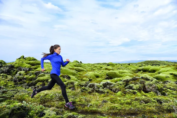 Vrouw op de vlucht. Trail runner in cross country run. Vrouwelijke loper training joggen buiten in de bergen natuur landschap op IJsland. Gezonde levensstijl gemengd ras fitness model — Stockfoto