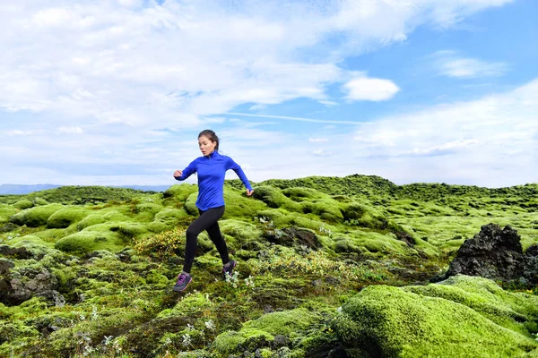 Correr mujer atleta trail runner - correr mujer haciendo ejercicio. Fit mujer deporte fitness modelo entrenamiento trotar al aire libre vivir un estilo de vida saludable en la hermosa naturaleza, Islandia — Foto de Stock