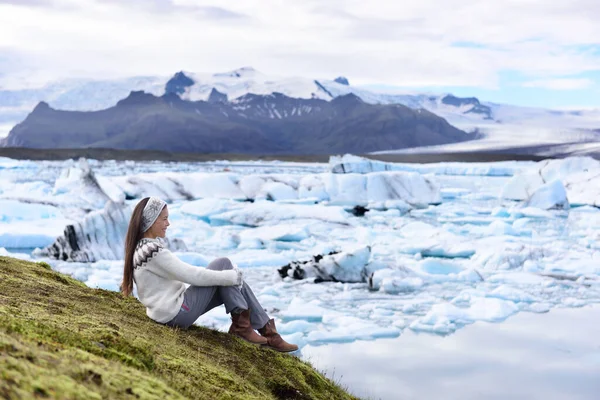 Island turista těší Jokulsarlon ledovcové laguny. Žena návštěva cíl památka atrakce ledovec jezero, Iconic Vatnajokull příroda krajina — Stock fotografie