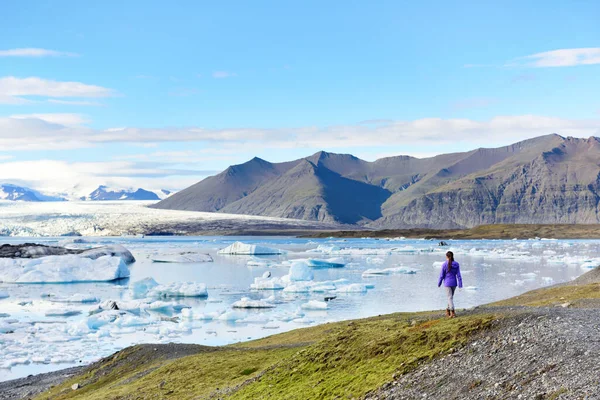 Island resor turist njuter av utsikten över naturen landskap Jokulsarlon glacial lagun glacer sjö på Island. Kvinna utomhus av turistmål landmärke attraktion. Vatnajokull National Park — Stockfoto