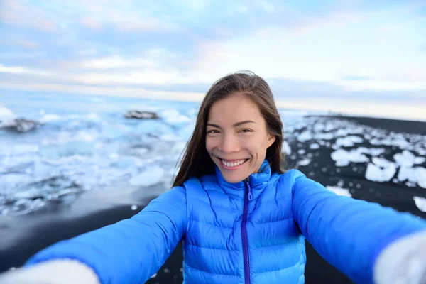 Selfie aventura por trave explorador mulher na Islândia Diamond Beach. Mulher turista em paisagem incrível Praia de gelo, Breidamerkursandur por jokulsarlon glacial lagoa geleira lago natureza — Fotografia de Stock