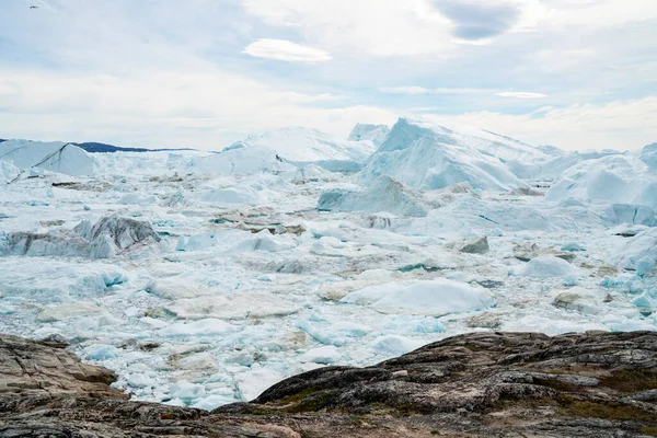 Calentamiento global - Groenlandia Paisaje iceberg de Ilulissat icefjord con icebergs gigantes. Icebergs from melting glacier. El derretimiento de los glaciares y la capa de hielo de Groenlandia causan un aumento del nivel del mar. —  Fotos de Stock