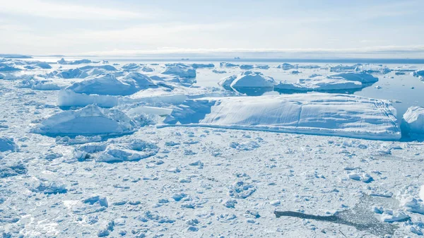 Cambio climático. Iceberg un glaciar en el paisaje de la naturaleza ártica en Groenlandia. Icebergs en Ilulissat icefjord. El derretimiento de los glaciares y la capa de hielo de Groenlandia es una causa de aumento del nivel del mar —  Fotos de Stock