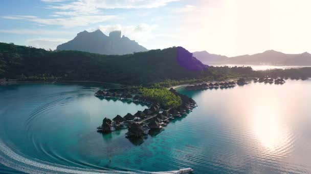 Luxe reizen vakantie antenne van overwater bungalows resort in koraalrif lagune oceaan door het strand. LuchtDrone video bij zonsondergang paradijs uitje Bora Bora, Frans Polynesië, Tahiti, Zuidelijke Stille Oceaan. — Stockvideo