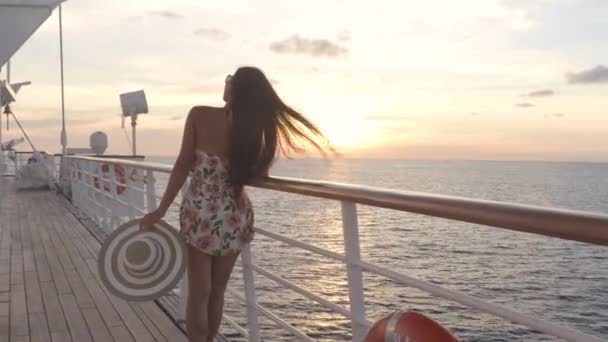 Nave da crociera donna vacanza godendo il tramonto al mare — Video Stock