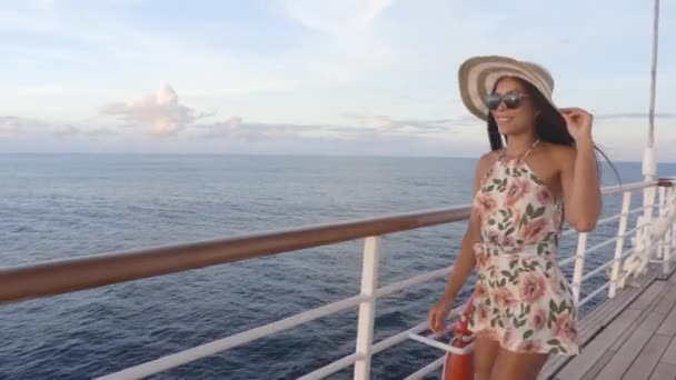 Πολυτελή κρουαζιερόπλοιο ταξιδεύουν κομψό τουριστική γυναίκα βλέποντας ηλιοβασίλεμα στο μπαλκόνι κατάστρωμα της Ευρώπης μεσογειακό προορισμό κρουαζιέρα. Θερινές διακοπές κρουαζιερόπλοιο ιστιοπλοΐα μακριά στις διακοπές. — Αρχείο Βίντεο