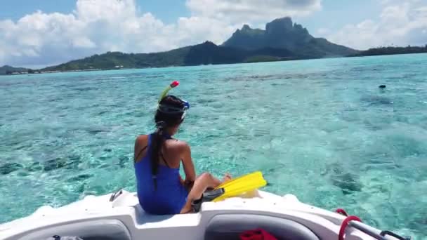 Bora Bora, Tahiti, Fransız Polinezyası 'nda tekne gezisinden şnorkelle yüzüyor. Bora Bora Dağı Otemanu ile mercan resif gölünde şnorkel teçhizatıyla kristal berrak suya atlayan kadın. — Stok video
