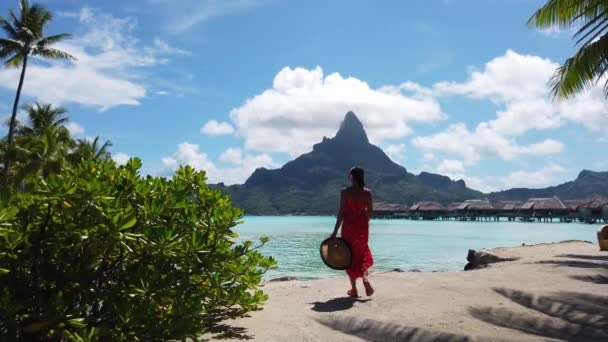 Bora Bora Vacaciones Mujer viajera caminando en la paradisíaca playa de motu en la Polinesia Francesa con el Monte Otemanu. Señora de vacaciones de lujo en el hotel bungalow resort sobre el agua. — Vídeo de stock