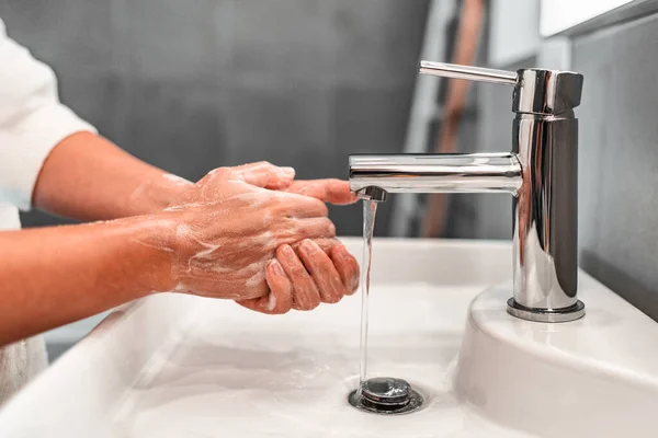 Lavarse las manos de la mujer limpieza de las manos con jabón como prevención del virus corona — Foto de Stock