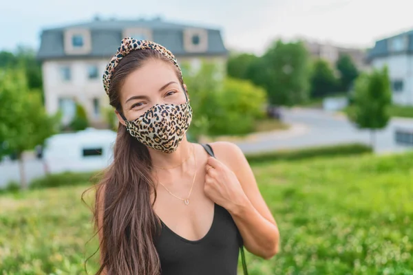 Aziatische vrouw draagt gezichtsmasker casual zomer portret coronavirus mensen lifesytle. Fashion ppe luipaard print stof. Schoonheidsmodel — Stockfoto