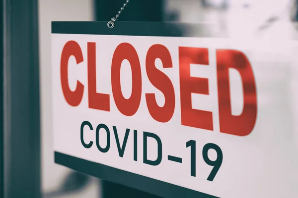 COVID Geschlossenes Schild hängt im Schaufenster. Regierungsverordnungen zur Schließung von Restaurants, nicht lebenswichtigen Geschäften oder Ausgangssperren erzwingen die Schließung von Unternehmen, die zur Arbeitslosigkeit führen. Coronavirus — Stockfoto