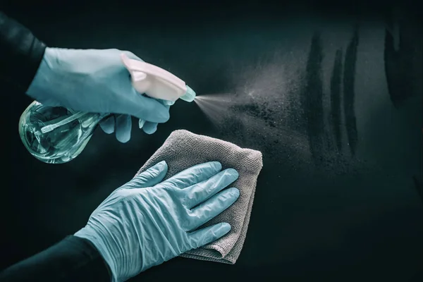 Koronavirüs enfeksiyonu önleyici olarak temiz yüzeyler. Kamu alanlarında, ofislerde, sağlık çalışanlarının evlerini tıbbi PPE mavi eldivenlerle dezenfekte ettiği hastanelerde temiz yüzey hijyeni. — Stok fotoğraf