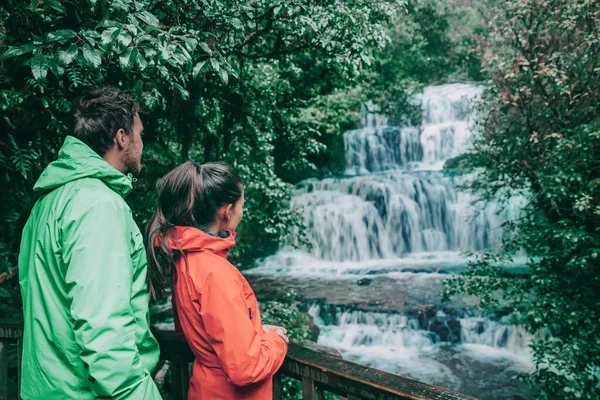 Turistas da Nova Zelândia na paisagem da natureza cachoeira. Pessoas olhando para Purakaunui Falls, uma famosa cachoeira no rio Purakaunui, nas Catlins do sul da Ilha Sul da Nova Zelândia — Fotografia de Stock