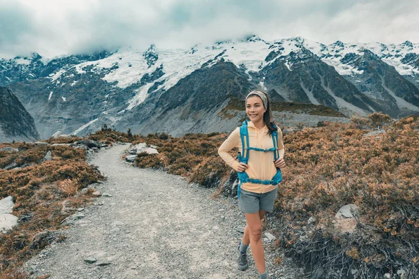 Plecak nowozelandzki na Mount Cook Podróż Aoraki Hooker Valley. Turysta piesze wędrówki po Hooker Valley Tor w lecie na podróż wakacje przygoda — Zdjęcie stockowe