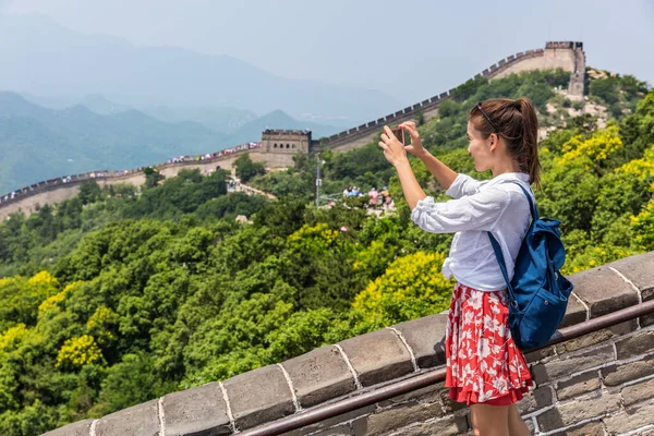 Grande Muraille de Chine. Touriste prenant des photos à Badaling célèbre pendant les vacances de voyage à destination touristique chinoise. Femme touriste prendre des photos en utilisant un téléphone intelligent en Asie — Photo