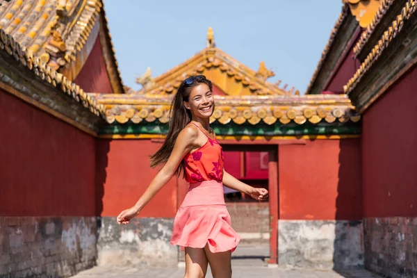 Feliz asiático caucasiano mulher de raça mista turista se divertindo correndo e dançando no tradicional templo imperial chinês fundo. Menina desfrutando de destino de viagem china. Menina multirracial — Fotografia de Stock