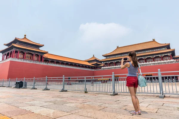 휴대 전화 사진을 찍고 있는 여성 - 베이징 여행 — 스톡 사진