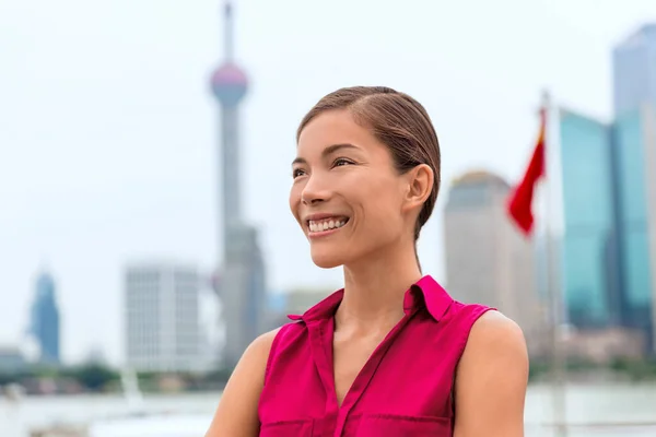 Retrato de mulher de negócios em Xangai China mostrando Pudong distrito financeiro — Fotografia de Stock