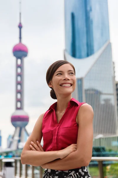 Empresária chinesa feliz - cidade de Shanghai China — Fotografia de Stock