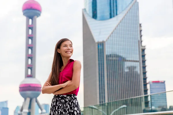 Shanghai skyline üzletemberek - ázsiai nő — Stock Fotó