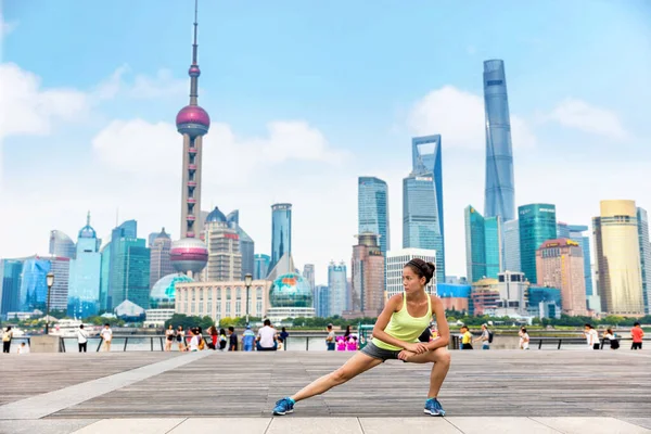 Hardloper vrouw stretching benen in stedelijke stad — Stockfoto