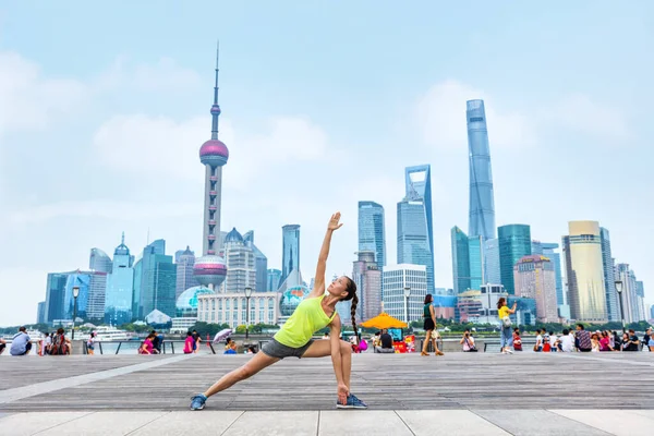 Aktiv stad livsstil hälsosam fitness yoga kvinna — Stockfoto