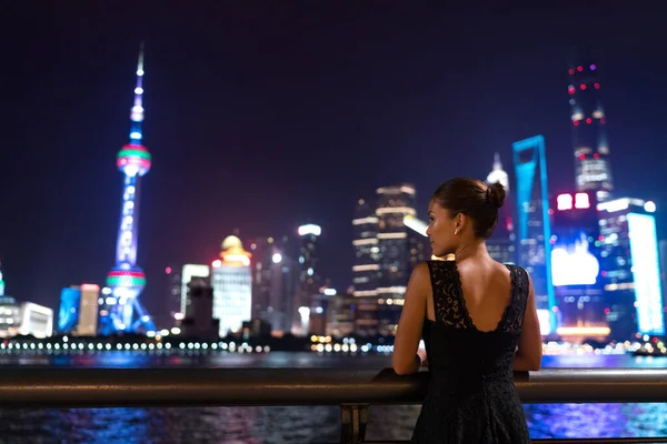 Élégante asiatique femme relaxant par l 'bund skyline — Photo