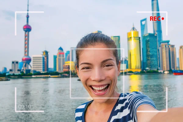 Feliz viaje de China selfie mujer turista asiática vlogging grabación en línea videoblog vlog video. Sonriente chica joven sosteniendo el teléfono de la cámara en el Bund en el horizonte de Shanghais de rascacielos — Foto de Stock