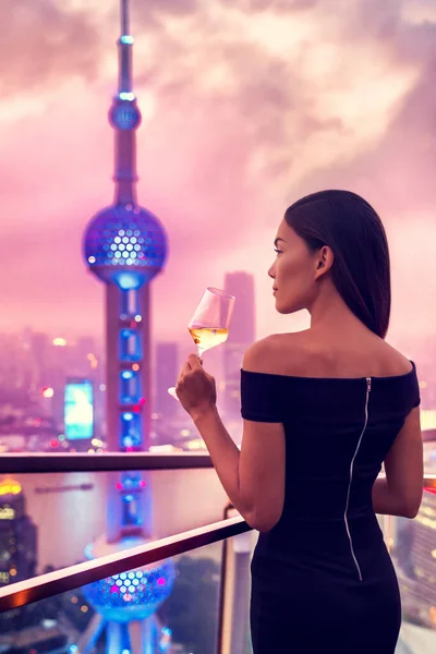 Elegante Frau trinkt Wein - Bar auf dem Dach von Shanghai — Stockfoto