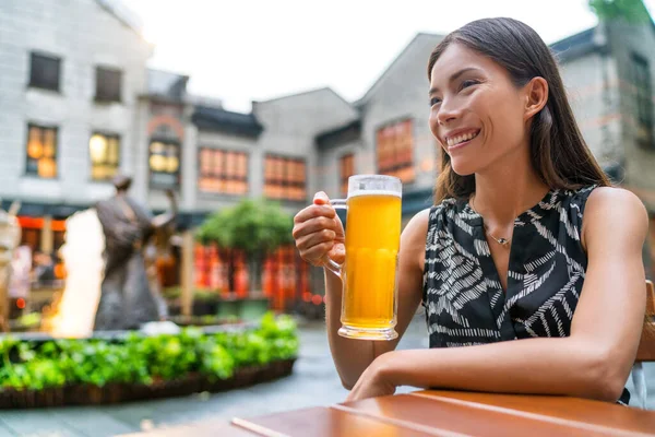 Persone dello stile di vita cittadino. Giovane donna asiatica urbana che beve una pinta di birra al pub all'aperto sulla terrazza esterna in estate. Shanghai vita moderna sulla famosa via dello shopping e dell'intrattenimento Xintiandi — Foto Stock