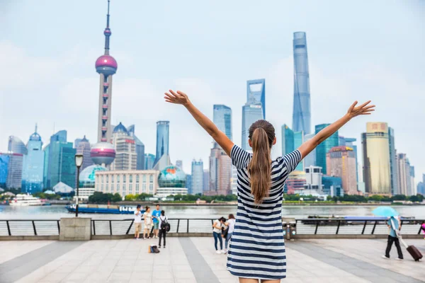 Glad framgång armar upp person i Shanghai skyline — Stockfoto