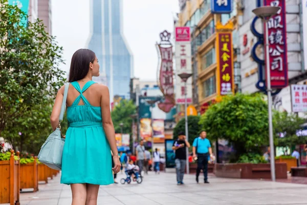Mujer asiática de compras en Nanjing carretera en Shanghai — Foto de Stock