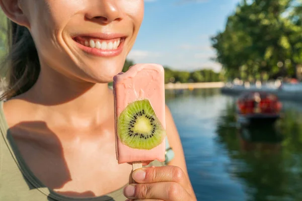 Ragazza sana che mangia in città. Donna sorridente godendo spuntino pop ghiaccio nel parco estivo a Pechino hutong, vicino al lago Houhai. Destinazione urbana popolare per una fuga romantica in Cina — Foto Stock