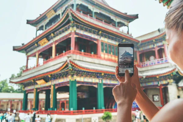 Turista utilizando la pantalla del teléfono móvil para la imagen con el teléfono inteligente del antiguo templo Lama en Beijing, China. Asia turismo de viajes. Personas tomando fotos durante las vacaciones — Foto de Stock