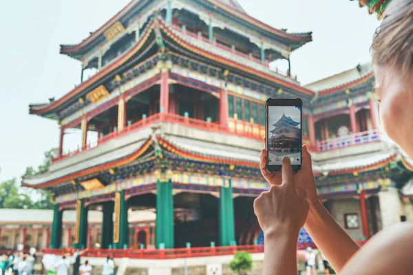 Turista mobiltelefon képernyő segítségével kép okostelefon régi láma templom Pekingben, Kína. Ázsiai turizmus utazás. Az emberek fotóznak nyaralás közben — Stock Fotó