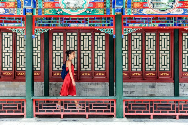 젊은 배낭 여행자가 중국의 여름 여행인 중국 사원의 오래 된 전통적 인 긴 복도를 걷고 있다. 베이징 관광 명소 방문 아시아 여자 — 스톡 사진