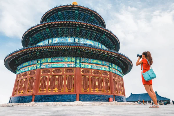 Kína utazás turista nő nyaralni Pekingben, hogy képeket fényképezőgép istentisztelet templom a mennyben. Ázsia nyaralóhelye. Fiatal utazó világ kaland — Stock Fotó