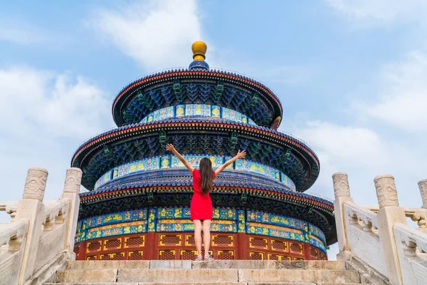 Női siker és öröm a kínai utazási életmód. A győztes felemelt karokkal áll a boldogság temploma előtt Pekingben. Ázsia nyári úti célja. Egyházi épületek birodalmi komplexuma — Stock Fotó